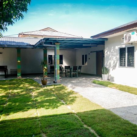 Adorable 3-Bedroom Home With Pool, Wi-Fi And Bbq Rembau エクステリア 写真